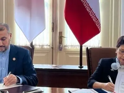 إیران وإندونیسیا توقعان 11 وثیقة تعاون بینها إلغاء التأشیرات