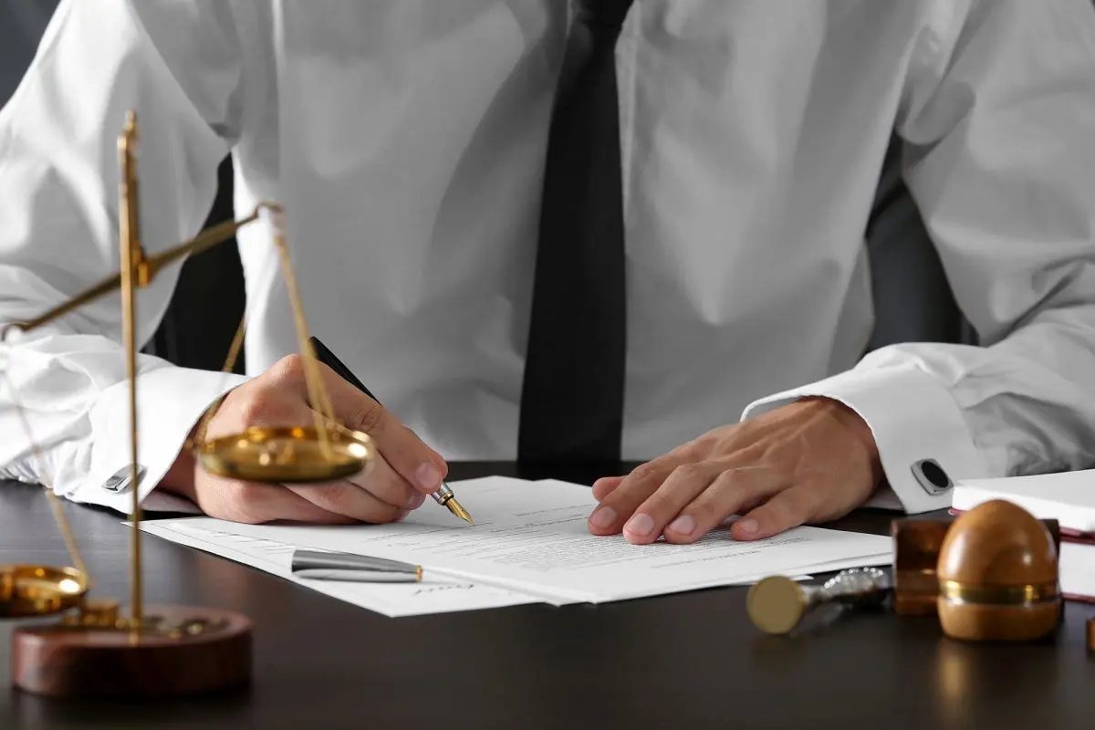 چگونه یک وکیل کرج را انتخاب کنیم؟