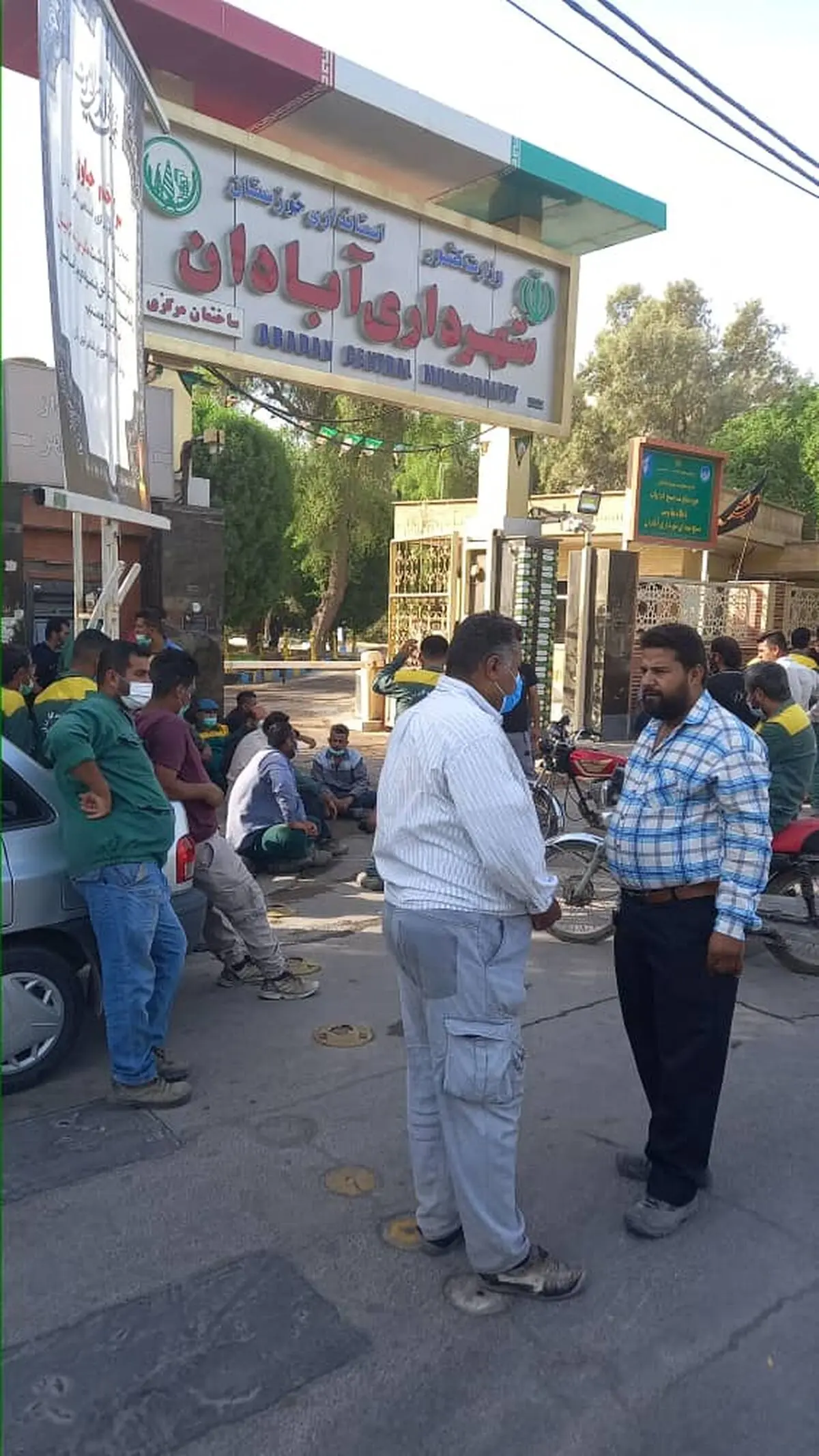 اعتراض کارگران فضای سبز شهرداری آبادان به روند پرداخت حقوق 