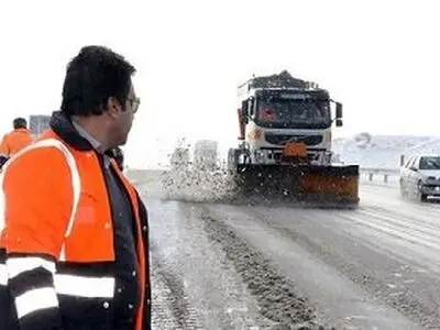 استقرار 420 دستگاه ماشین آلات راهداری در محورهای مواصلاتی آذربایجان غربی
