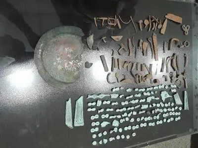 کشف ۲۸ قطعه اشیای تاریخی سه‌هزارساله در خرمدره/ قاچاقچیان آثار فرهنگی به دام افتادند