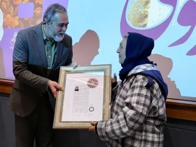 اهدای نشان درجه یک هنری به مینو غزنوی