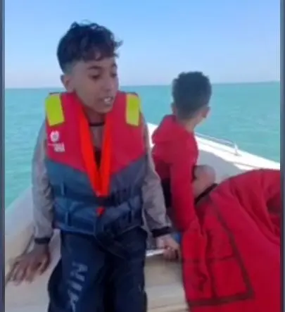 نجات دو پسر بچه قشمی در آب‌های خلیج فارس