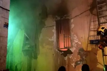 آتش‌سوزی در خیابان انقلاب / خوابگاه مجاور کارگاه چوب‌ بری آتش گرفت + فیلم