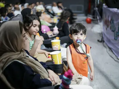 بچه‌ها به استقبال افتتاحیه‌ی «نبرد با خرچنگ» در تهران رفتند