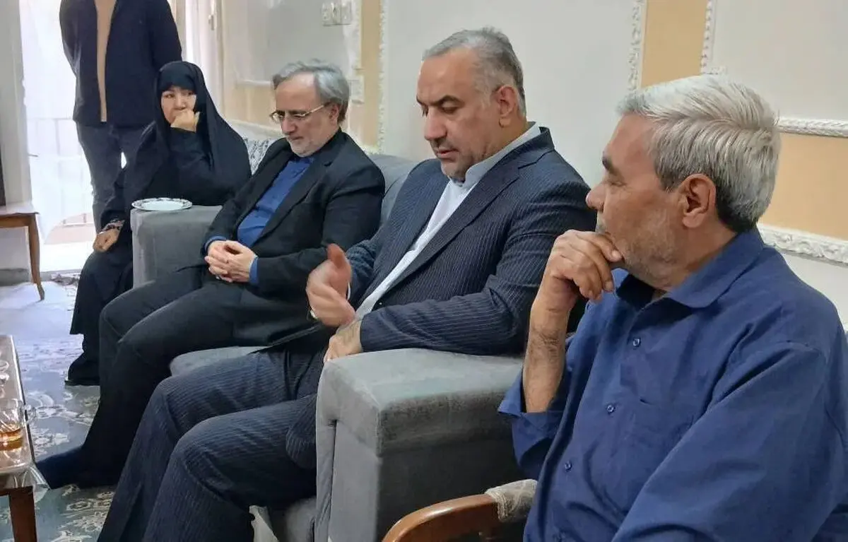 حضور رئیس سازمان زندان‌ها در منزل شهید مجتبی امیدی از شهدای اوین
