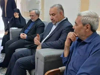 حضور رئیس سازمان زندان‌ها در منزل شهید مجتبی امیدی از شهدای اوین
