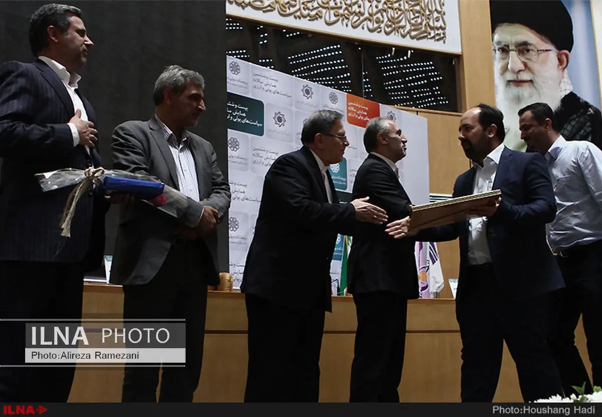 ایلنا، خبرگزاری برتر مسابقه «پول، ارز، رسانه» / تقدیر رییس‌ کل بانک‌‌ مرکزی از مدیرعامل خبرگزاری ایلنا