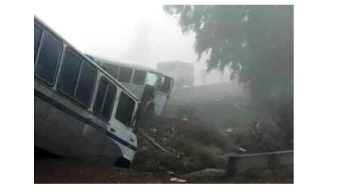 وقوع دو حادثه واژگونی مینی‌بوس حامل کارگران در شوش/ کارگران جان سالم بدر بردند