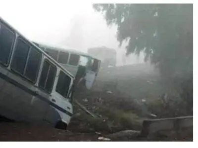 وقوع دو حادثه واژگونی مینی‌بوس حامل کارگران در شوش/ کارگران جان سالم بدر بردند