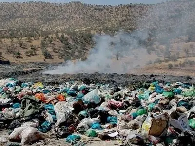 ارتفاع زباله‌ها در آرادکوه به ۶۰ متر رسید/ بوی نامطبوع در فرودگاه امام، گردشگران خارجی را فراری می‌دهد