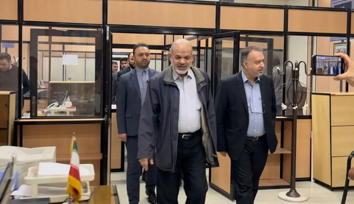 وحیدی از ستاد انتخابات بازدید کرد