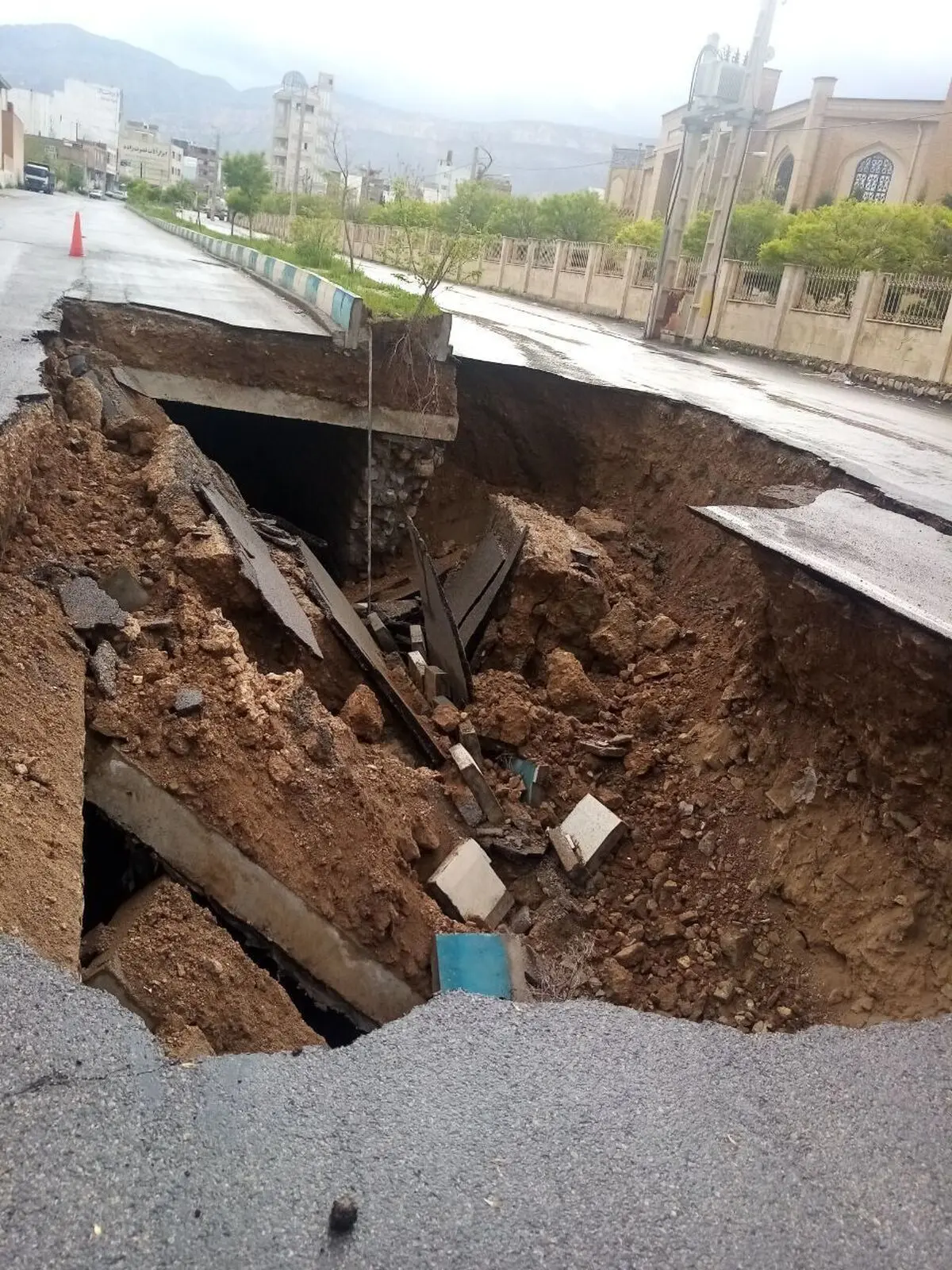 تخریب سیل بند مجاور مصلی در ایلام