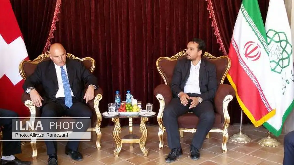 شهردار کاشان و سفیر سوئیس در خانه آل یاسین درخت دوستی کاشتند