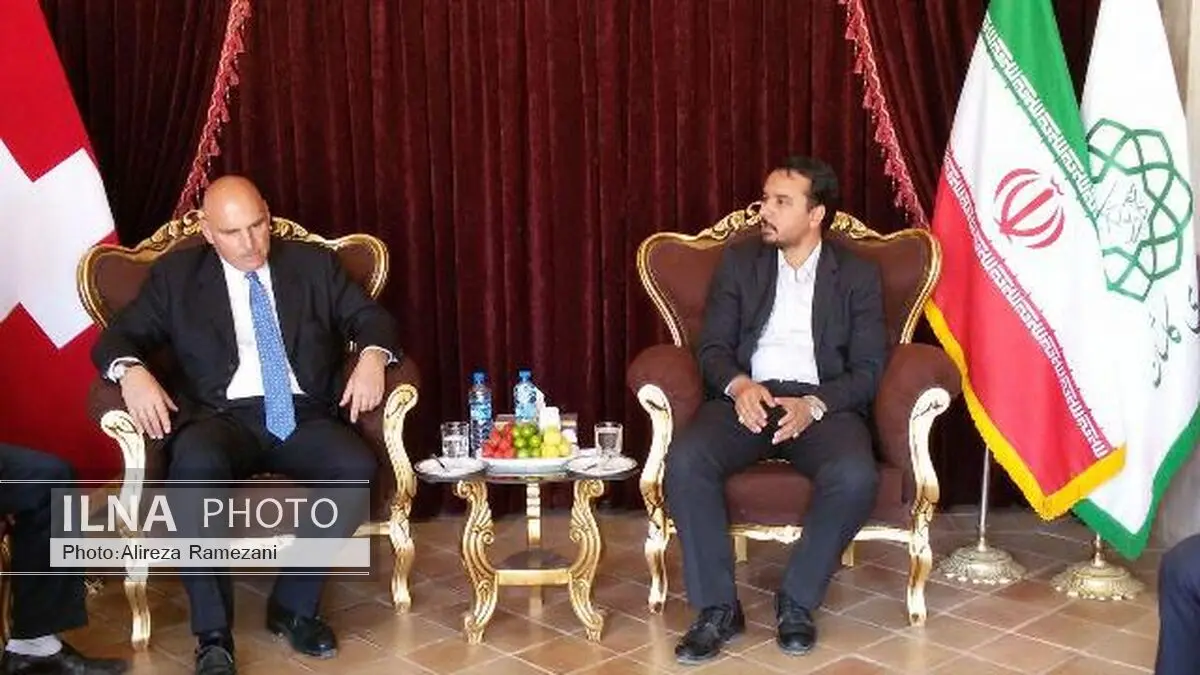 شهردار کاشان و سفیر سوئیس در خانه آل یاسین درخت دوستی کاشتند