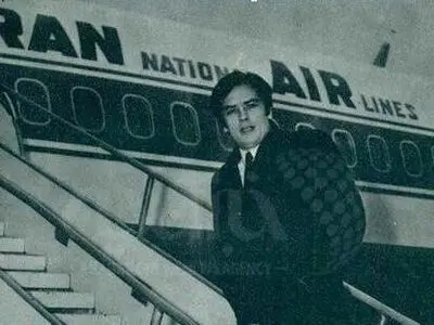 ژست آلن دلون در فرودگاه تهران