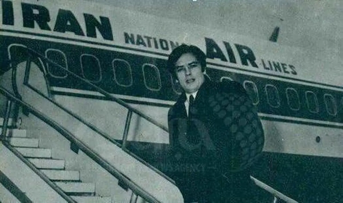 ژست آلن دلون در فرودگاه تهران