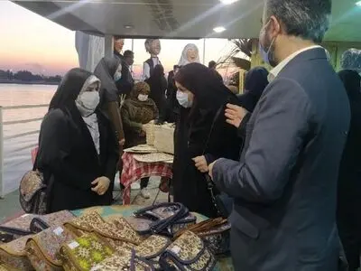 نمایش هنر دست خرمشهری‌ها بر روی رود کارون