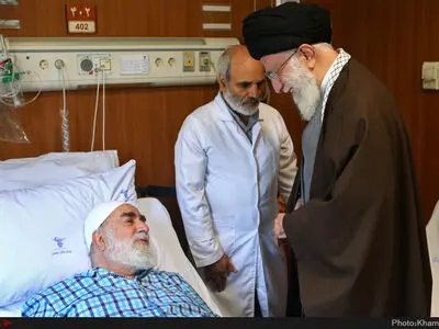 عیادت مقام معظم رهبری از حجت‌الاسلام محمدی گلپایگانی و همسر شهید عباس بابایی 