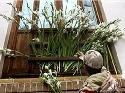کارکنان سپاه استان قم بیت امام خمینی(ره) را گلباران کردند