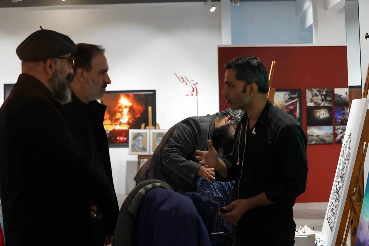 بازدید معاون هنری از کارگاه خلق اثر تجسمی «رهبر شهید»