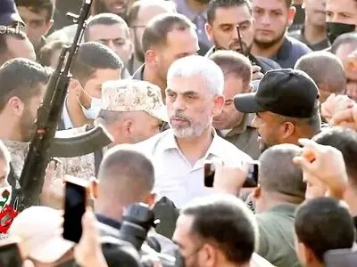 لحظاتی منتشر نشده از دیدار مجاهد قهرمان فرمانده شهید «یحیی السنوار» با رهبر انقلاب + فیلم