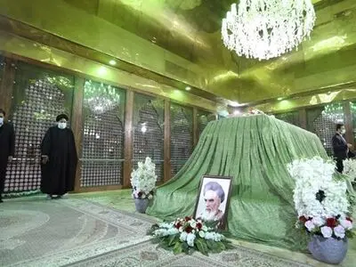رئیسی وأعضاء الحکومة یزورون مرقد الامام الراحل