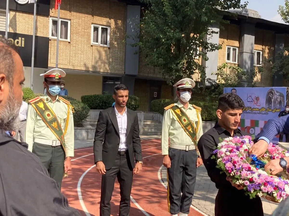 ویدیو: مراسم اهدای مدال طلای گرایی به شهید گمنام