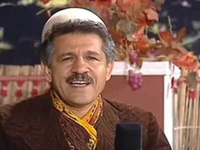 با لباس لری در محل همایش روز گلونی حاضر خواهم شد