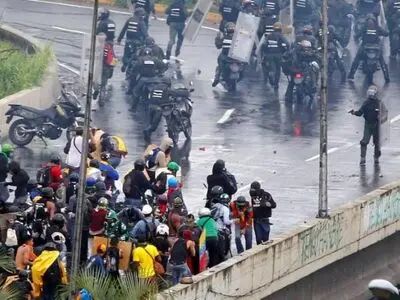 Another youth killed as Venezuela protesters flex muscle in street clashes