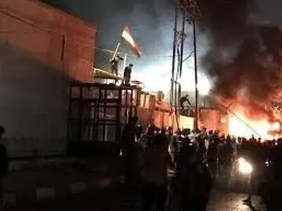 ادعای «العربیه» درباره آتش گرفتن ورودی کنسولگری ایران در نجف