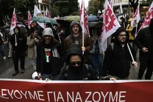 کارگران همچنان در اعتصاب/ حمل‌ونقل عمومی یونان تعطیل شد