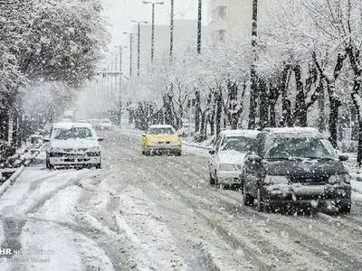 آغاز بارش برف در برخی محورهای چهارمحال و بختیاری / رانندگان زنجیرچرخ همراه داشته باشند