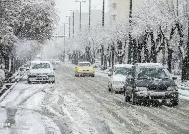 آغاز بارش برف در برخی محورهای چهارمحال و بختیاری / رانندگان زنجیرچرخ همراه داشته باشند