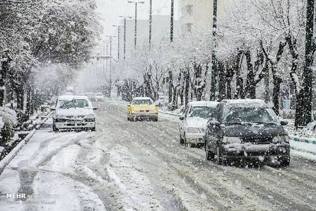 آغاز بارش برف در برخی محورهای چهارمحال و بختیاری / رانندگان زنجیرچرخ همراه داشته باشند