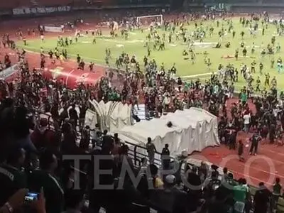 ویدیو/ رعب و وحشت در اندونزی؛ طغیان هواداران و آتش سوزی در مستطیل سبز!