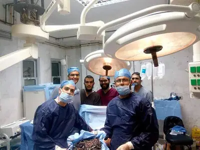 زنی که سیم ظرفشویی می‌خورد+عکس