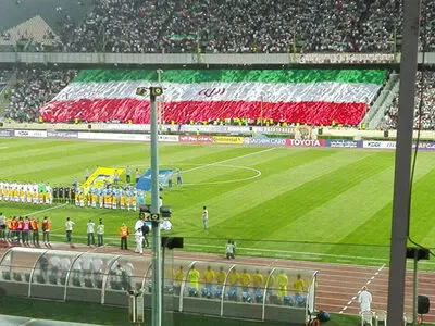 یگان موزیک نیروی زمینی ارتش سرود ملی را می نوازد