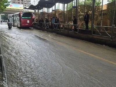 رفع آب‌گرفتگی خیابان ولیعصر با تلاش نیروهای خدمات شهری