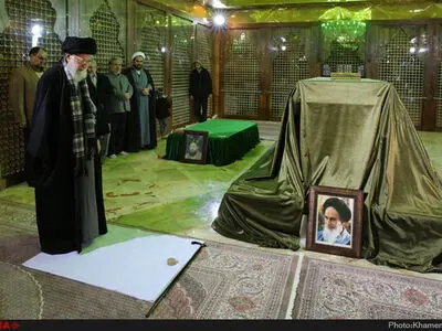 حضور رهبرانقلاب در حرم امام خمینی(ره)