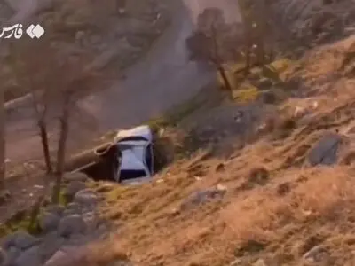نجات معجزه‌آسای راننده بعد از سقوط به دره + فیلم