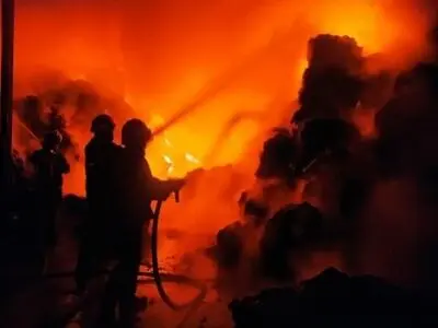 مصدومیت دو آتش‌نشان در آتش سوزی کارخانه تصفیه پنبه