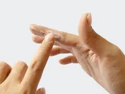 روشهای ساده برای پاک کردن چسب قطره ای از روی پوست دست