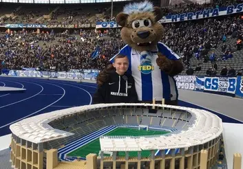 فوتبالیست شدن رویای من است/ ساخت ماکت ورزشگاه‌ها باعث دوستی‌ام با مردم دنیا شد/ علاقه دارم استادیوم آزادی را هم بسازم +ویدئو