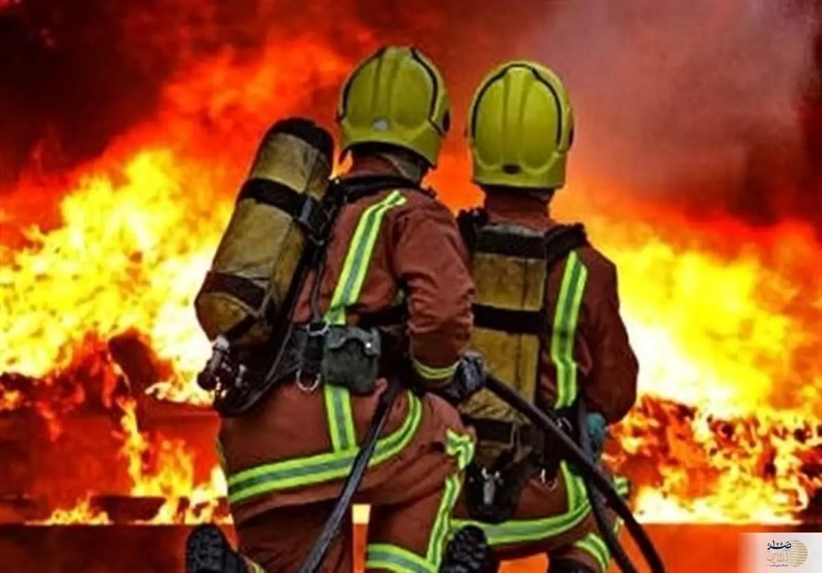 مهار آتش‌سوزی گسترده یک واحد صنعتی در جاده کلات