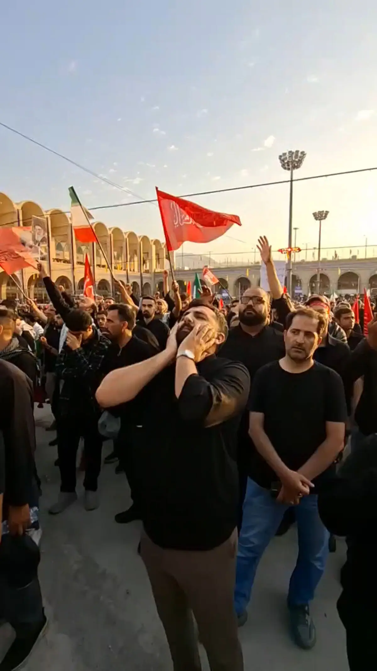 شعارهای «مرگ بر آمریکا»، «مرگ بر اسرائیل» مردم عزادار ایران در مصلی تهران برای وداع با آقای شهید ایران + فیلم