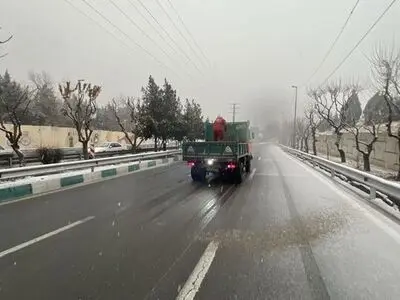 بارش برف در معابر شمالی و آماده‌باش نیروهای خدمات‌شهری از عصر روز گذشته

