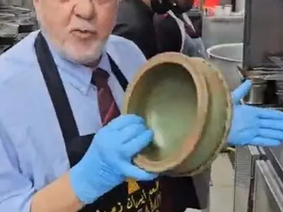 سرآشپز رستورانی ایرانی در دبی که از نظر چهره، صدا و فنوتیپ، شباهتی عجیب به جواد ظریف دارد + فیلم