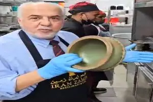 سرآشپز رستورانی ایرانی در دبی که از نظر چهره، صدا و فنوتیپ، شباهتی عجیب به جواد ظریف دارد + فیلم