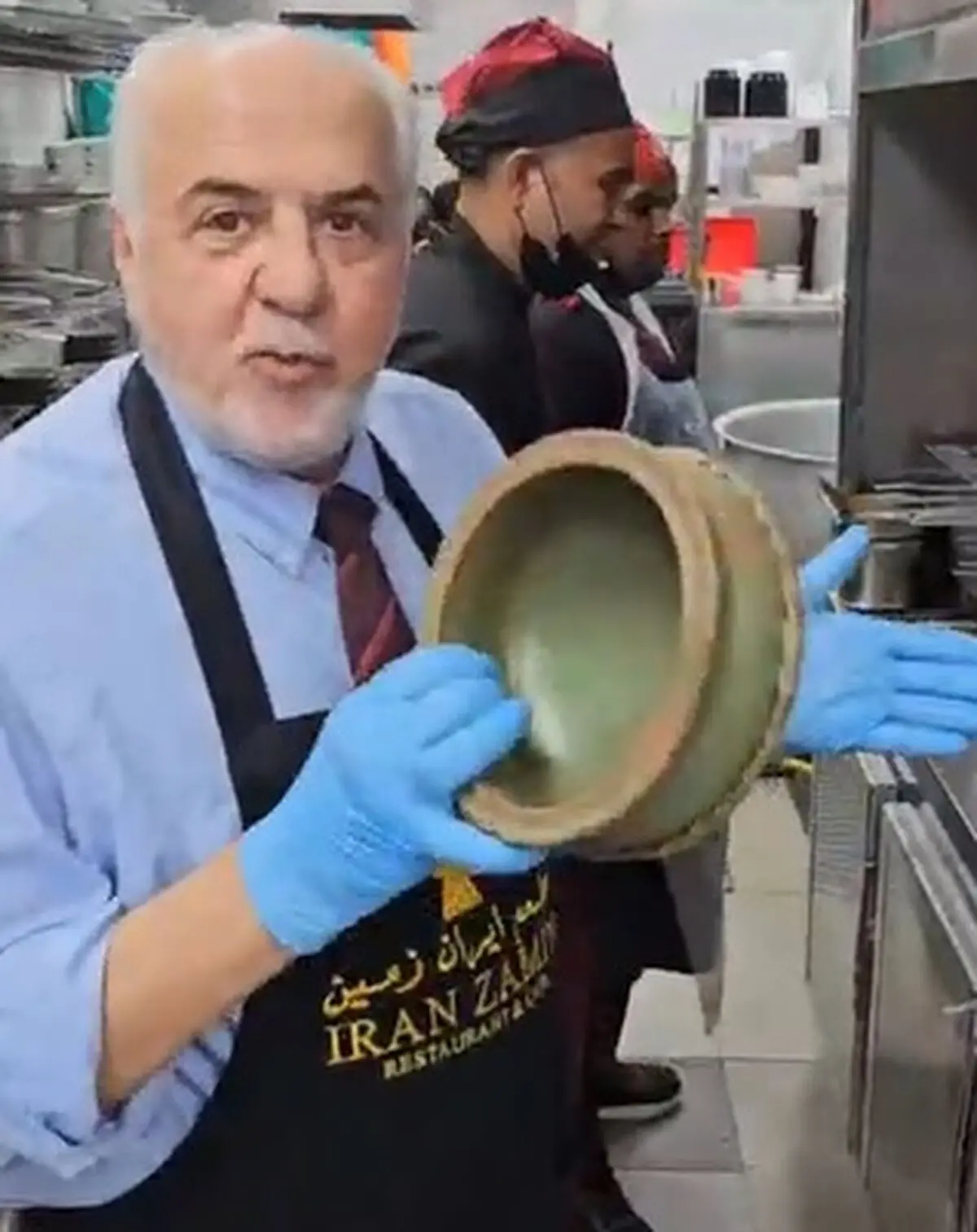 سرآشپز رستورانی ایرانی در دبی که از نظر چهره، صدا و فنوتیپ، شباهتی عجیب به جواد ظریف دارد + فیلم